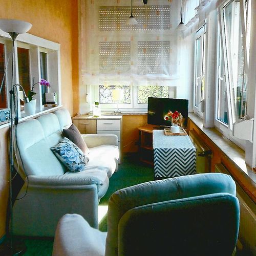 In der <b>Ferienwohnung Wurmberg für 2 Personen</b> können Sie die Sonne im kleinen, gemütlichen Wohnzimmer genießen. (Bild: Fam. Glenk)