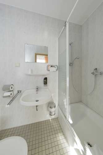 Saubere, moderne Bäder mit Dusche oder Badewanne.<br> (Bild: J. Helbing)
