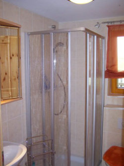 Bad mit Dusche/WC (Bild: Fam. Fischer)