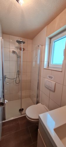 Moderne Dusche mit WC, Waschbereich und Fenster.<br>(Bild: Jürgen Wedde)