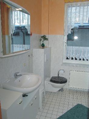 Das Bad mit Runddusche, WC und Fenster - Ferienwohnung 3.<br>(Bild: Fam. Lindemann)