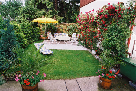 Unsere Gartenterrasse zum Entspannen und Sonnenbaden.<br>(Bild: Fam. Borchert)