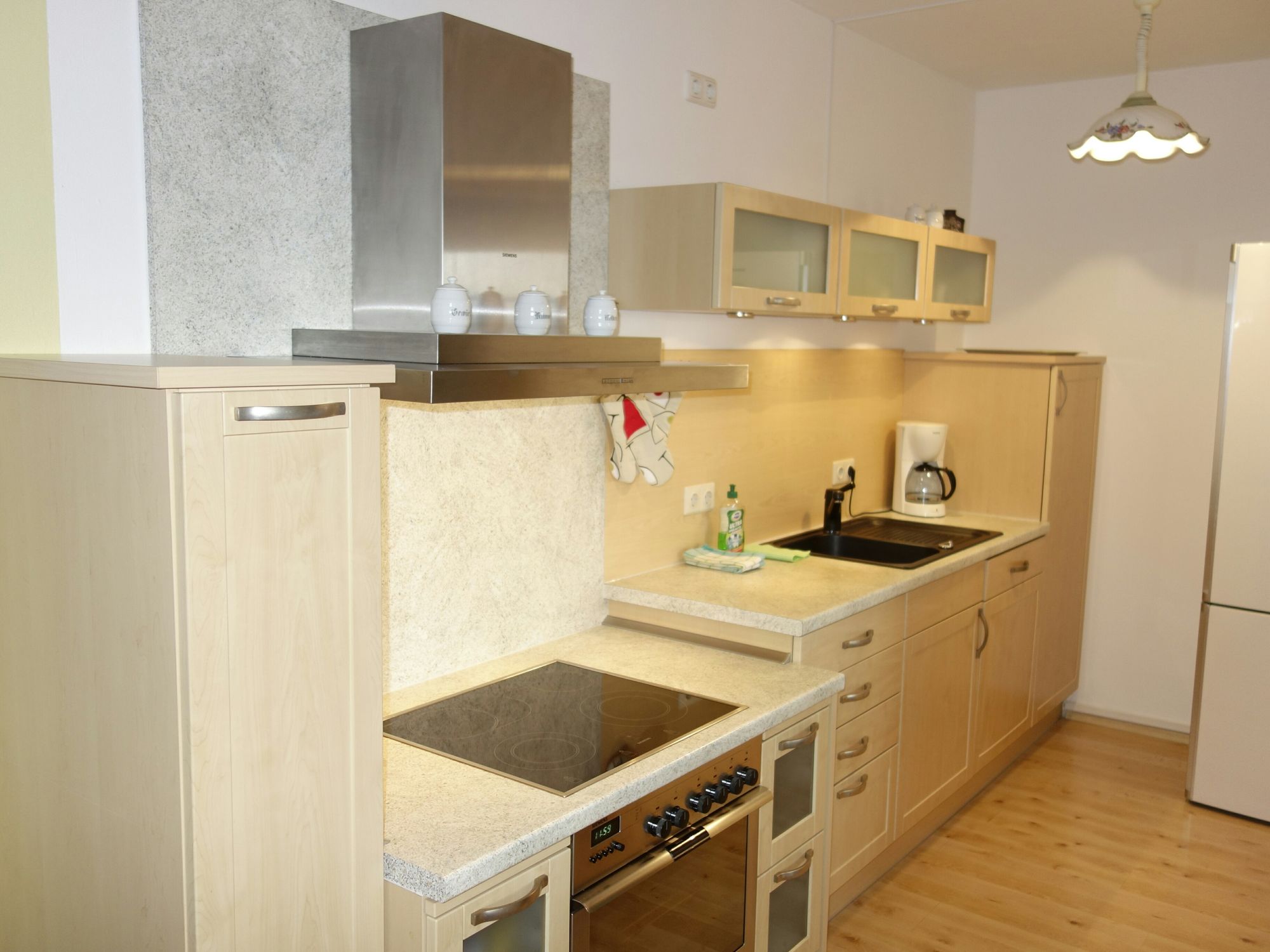 Voll ausgestattete Küche mit großem Kühlschrank.<br>(Bild: Fam. Elmrich)