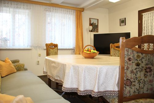 Die Ferienwohnung bietet Ihnen ein gemütliches Wohnzimmer, das auch als Esszimmer genutzt werden kann. (Bild: harztourist)