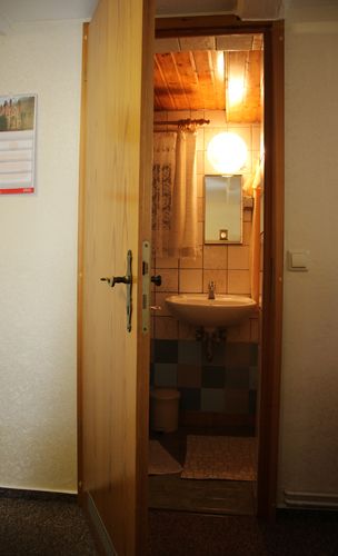 Ein kleines, praktisches Bad mit Dusche direkt am Schlafzimmer.<br>(Bild: harztourist)