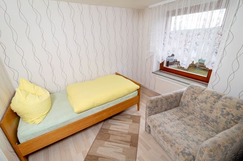 Im Kinderzimmer bzw. 2. Schlafzimmer stehen ein Bett und ein ausklappbarer Couchsessel zur Verfügung. (Bild: Fam. Hillebrand)