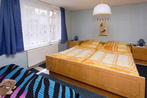 Helles, geräumiges Schlafzimmer mit 3 Betten.<br>(Bild: Fam. Krüger)