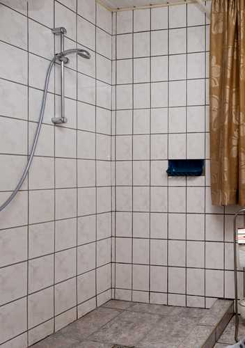 Großer Duschbereich, der durch einen Vorhang abgetrennt werden kann.<br>(Bild: Fam. Krüger)