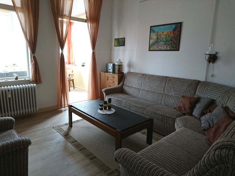Ferienwohnung Pilz: Wohnzimmer mit Blick zur Loggia<br>(Bild: M. Frey)