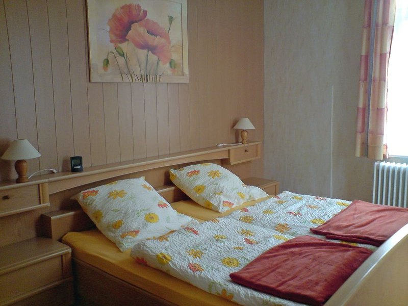 Das helle, freundliche Schlafzimmer in der Ferienwohnung Pilz.<br>(Bild: M. Frey)