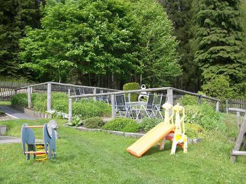 Großer Naturgarten mit Grillterrasse und Spielgeräten für die Kleinen.<br>(Bild: Fam. Bidault)