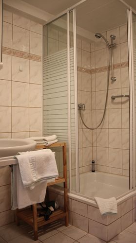Beispiel für eines der Bäder mit Dusche, WC und Fön.<br>(Bild: harztourist)
