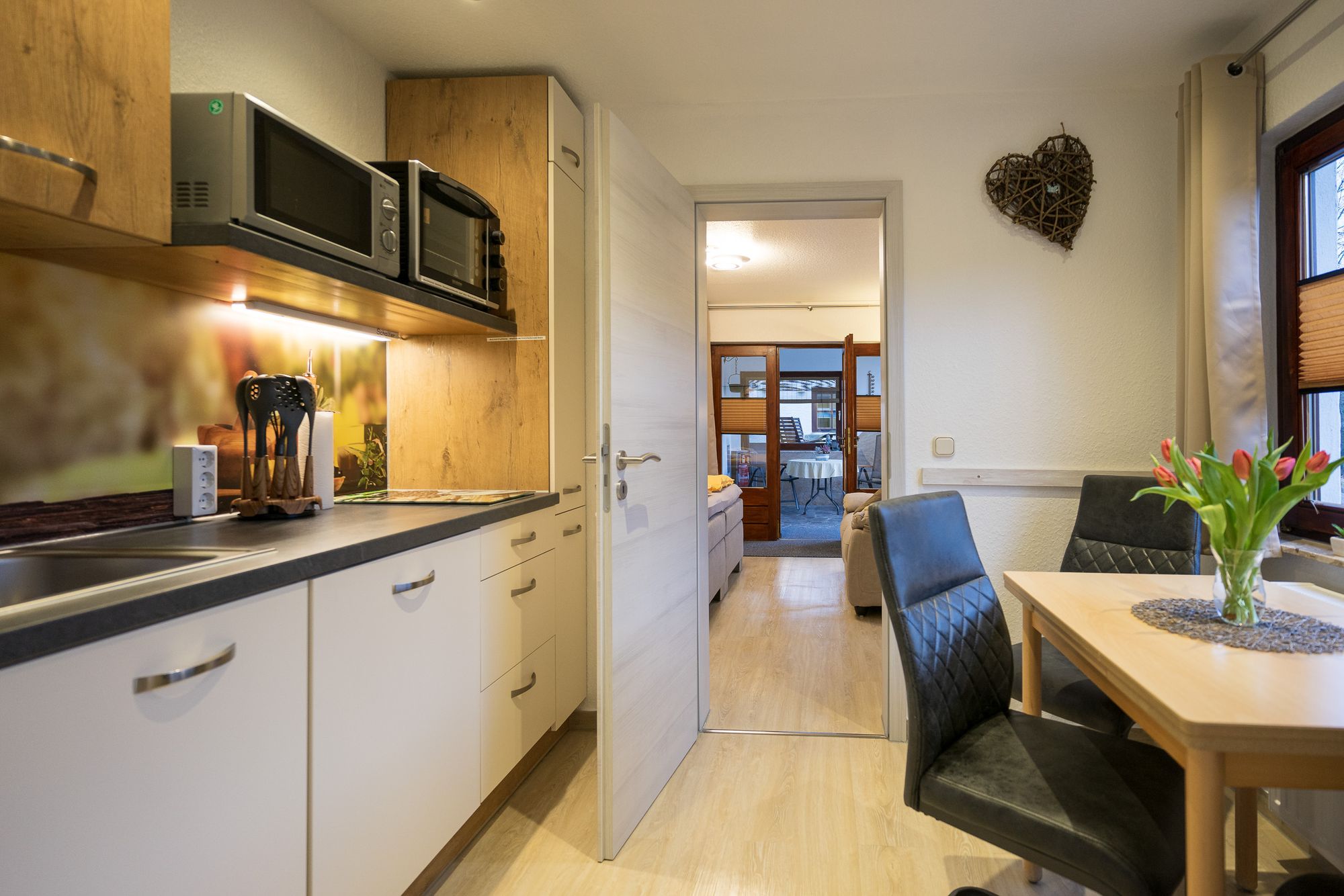 In beiden Ferienwohnungen finden Sie eine voll ausgestattete Küche mit Sitzmöglichkeit - hier FW Klippe. (Bild: Fam. Michael)