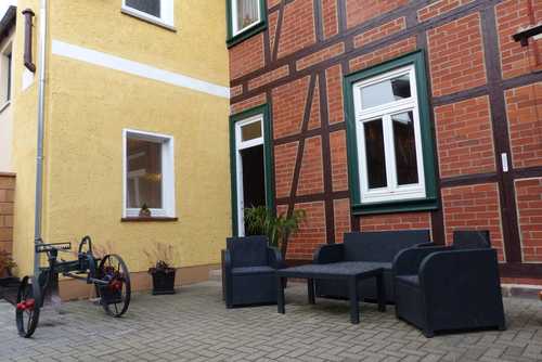 Ferienwohnung 2 bietet eine gemütliche Sitzecke auf dem historischen Innenhof.<br>(Bild: Familie Sturm)