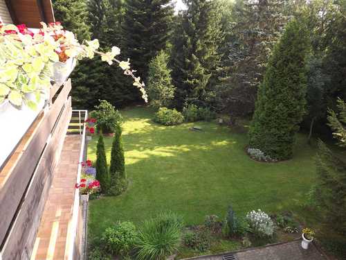 Die Aussicht vom Balkon in den großen Garten der Pension, den Sie gern zur Erholung nutzen können. (Bild: I. Peiffer)
