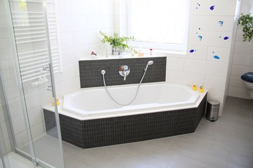 Das Badezimmer der Ferienwohnung Tracht verwöhnt Sie sogar mit einer Badewanne... (Bild: Fam. Tracht)