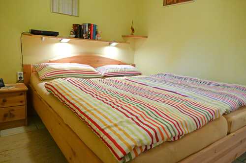 Das Schlafzimmer in freundlichen, frischen Farben...<br>(Bild: M. Tuchtefeld)