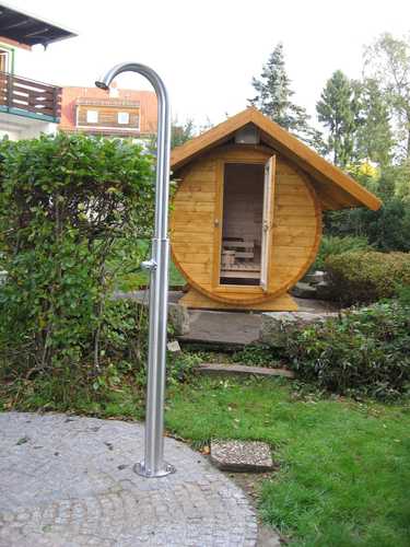 Für nur 9 EUR können Sie zu zweit die niedliche Fass-Sauna<br>(inkl. Bademantelverleih) auf unserem Gelände nutzen.<br>(Bild: Prof. Dr. H.-G. Koebe)