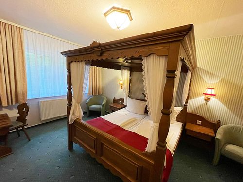 Romantisches Doppelzimmer mit Himmelbett<br>(Bild: Waldhotel Harz)