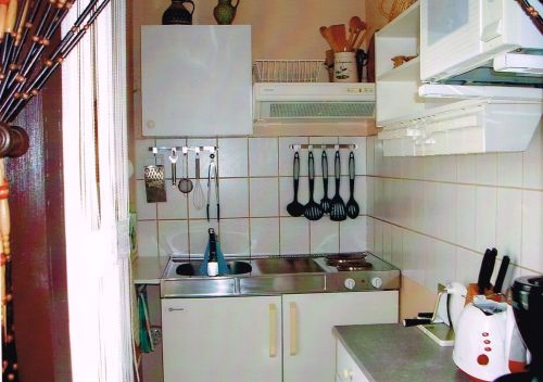 Kleine Küche mit 2-Platten-Herd und Kühlschrank.<br>(Bild: H. Lüddecke)
