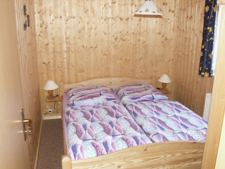 Eines der beiden Schlafzimmer mit Doppelbett.<br>(Bild: R. Rasch)