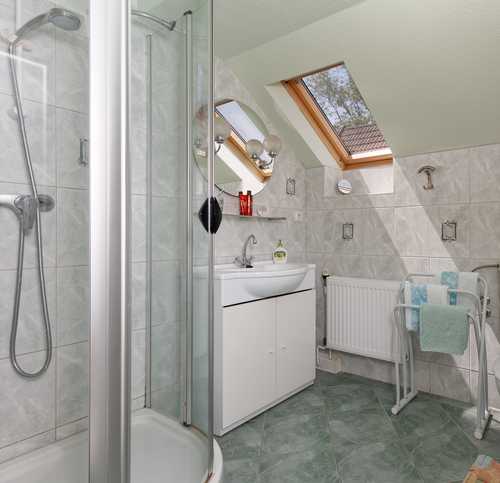 Ein helles, modernes Bad mit DU/WC. <br>(Bild: K. Pöhlmann)