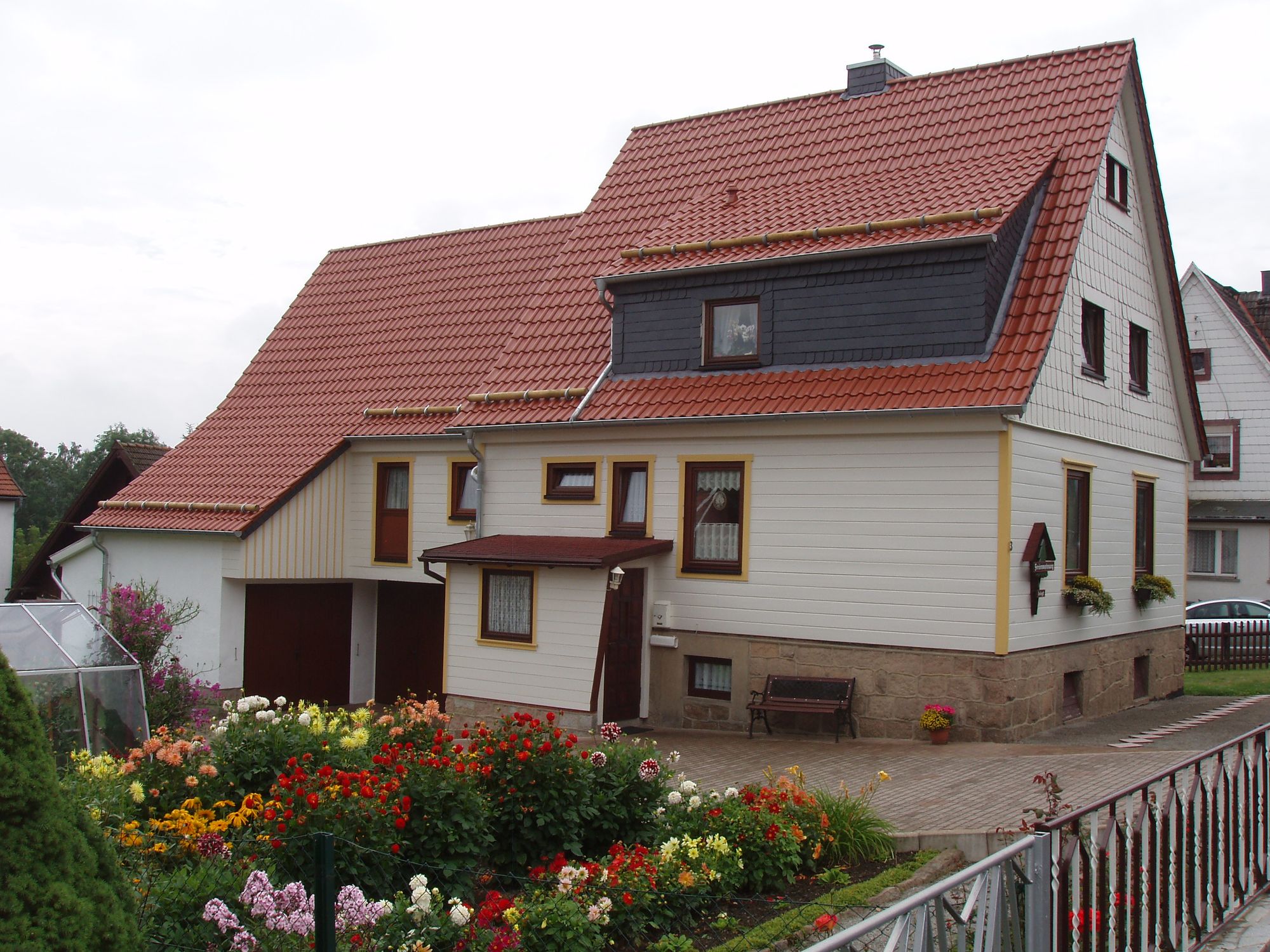 In diesem hübschen Oberharzer Haus befinden sich die beiden <b>Ferienwohnungen Rießling</b>. (Bild: Fam. Rießling)