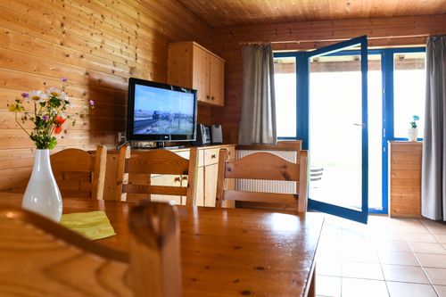 Viel warmes Holz und eine freundliche, moderne Einrichtung erwarten Sie in unseren Ferienhäusern. (Bild: Ferienpark Harz)