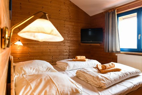 Die Schlafzimmer sind urig, gemütlich und hell ausgestattet.<br>(Bild: Ferienpark Harz)