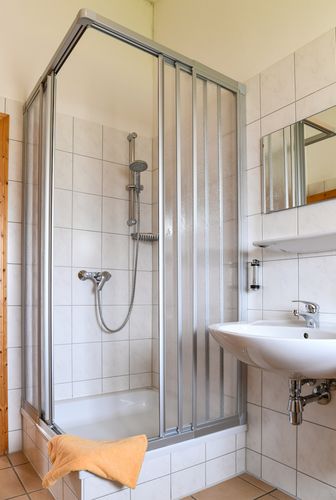 Alle Ferienhäuser bieten eine Dusche.<br>(Bild: Ferienpark Harz)