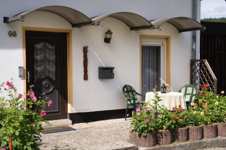Eingang mit eigener Terrasse zur 3-Sterne-Ferienwohnung.<br>(Bild: Fam. Vogel)