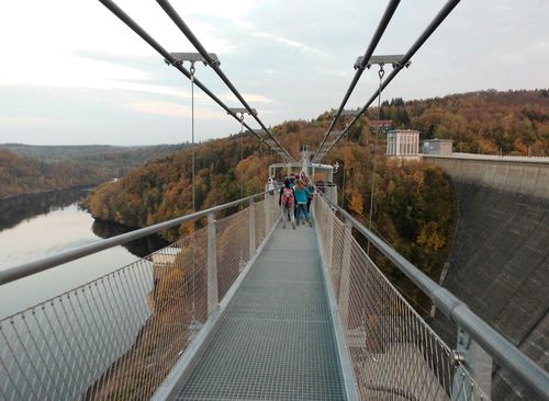 Besuchen Sie die gigantische <b>Hängebrücke TITAN</b> an der Rappbodetalsperre - ganz in unserer Nähe. (Bild: Fam. Vogel)
