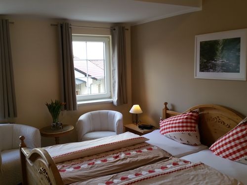 Gemütliche Zimmer im Landhausstil - Beispiel für ein Doppelzimmer.<br>(Bild: J. Brückner)