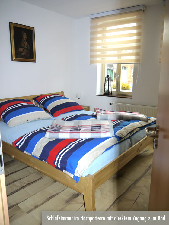 Schlafzimmer im Hochparterre mit direktem Zugang zum Bad<br>(Bild: Fam. Winkelmann)