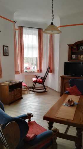 Wohnzimmer mit Leseecke im hübschen Erker in der FeWo Heine<br>(Bild: Familie Gräbner)