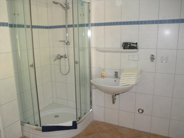Das Badezimmer im Ferienhaus ROT mit Dusche / WC.