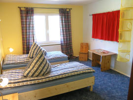 Zweites Schlafzimmer mit zwei Einzelbetten.