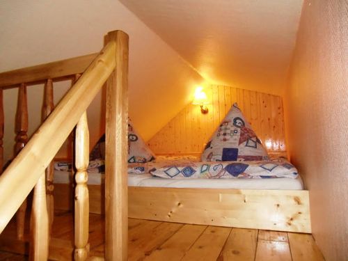 Romantisches Bett-Alkoven über dem Wohnzimmer