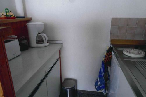 Der kleine Kochbereich mit 2 Kochplatten, einem Kühlschrank, Kaffeemaschine und Toaster. (Bild: Fam. Menger)