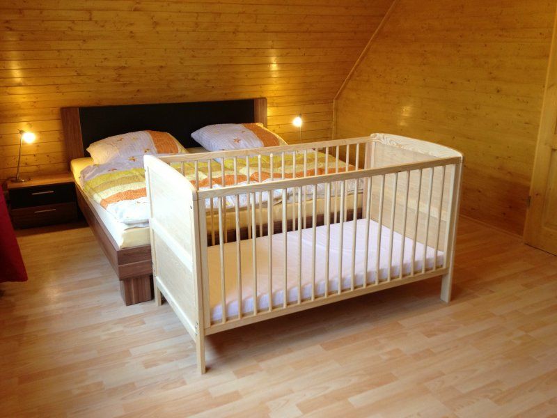 Schlafzimmer mit Kinderbett - Blockhaus III
