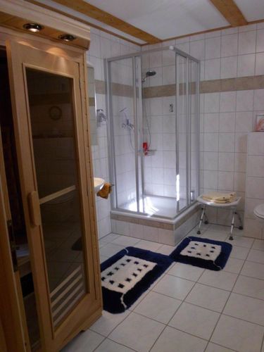 Das Bad mit DU/WC und Infrarot-Kabine.<br>(Bild: Fam. Bruns)