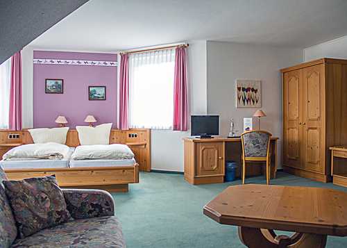 Großes Twinbettzimmer mit Sitzecke<br>(Bild: Landgasthaus Zander)