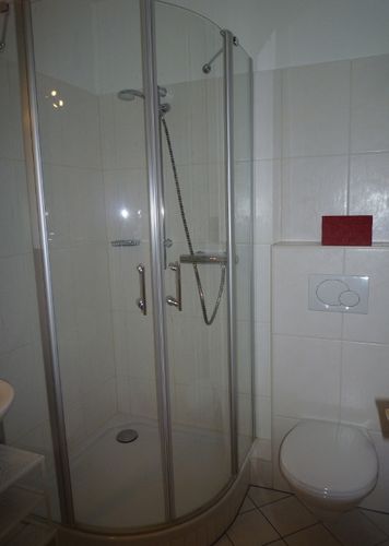Modernes Bad mit Dusche/WC.