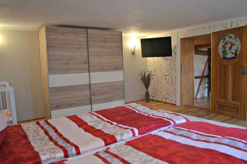 Großes Schlafzimmer mit Doppelbett und großem Kleiderschrank.<br>(Bild: Fam. Ehlert-Gose)