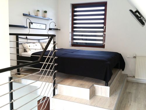 Ein Hauch von Romantik - das Bett befindet sich in der zweiten Ebene der Maisonette-Wohnung. (Bildquelle: FW AussichtsReich)