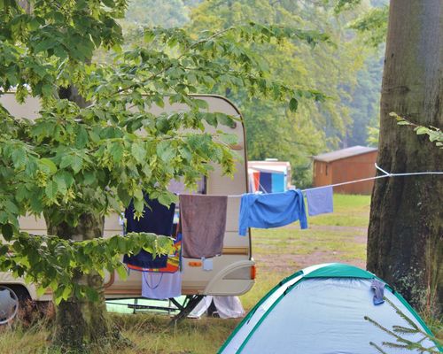 Eine unverwechselbare Zeltplatzidylle<br>(Bild: Harz Camp Bremer Teich Gernrode)