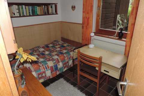Eines der Zimmer mit Einzelbett und Schreibtisch - <b>die Gedanken sind frei!</b><br>(Bild: J. Könnecke)