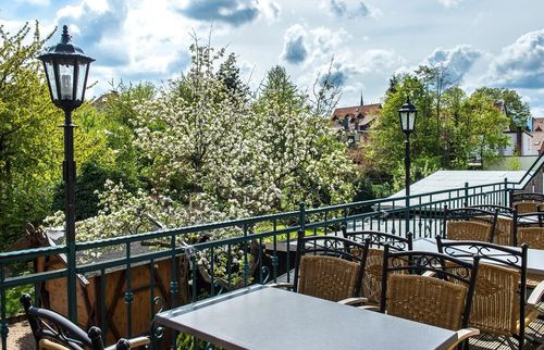 Im Sommer können Sie mit wunderschönen Ausblicken auf unserer Terrasse frühstücken. (Bild: Hotel Am Anger)