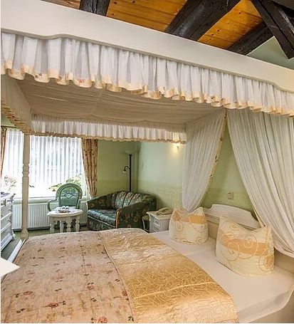 Das Romantik-Zimmer für Brautpaare und Verliebte.<br>(Bild: Hotel Am Anger)