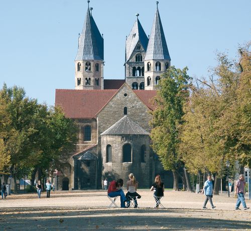 Blick vom Domplatz auf die Liebfrauenkirche in Halberstadt<br>(Fotograf: Mathias Kasuptke)